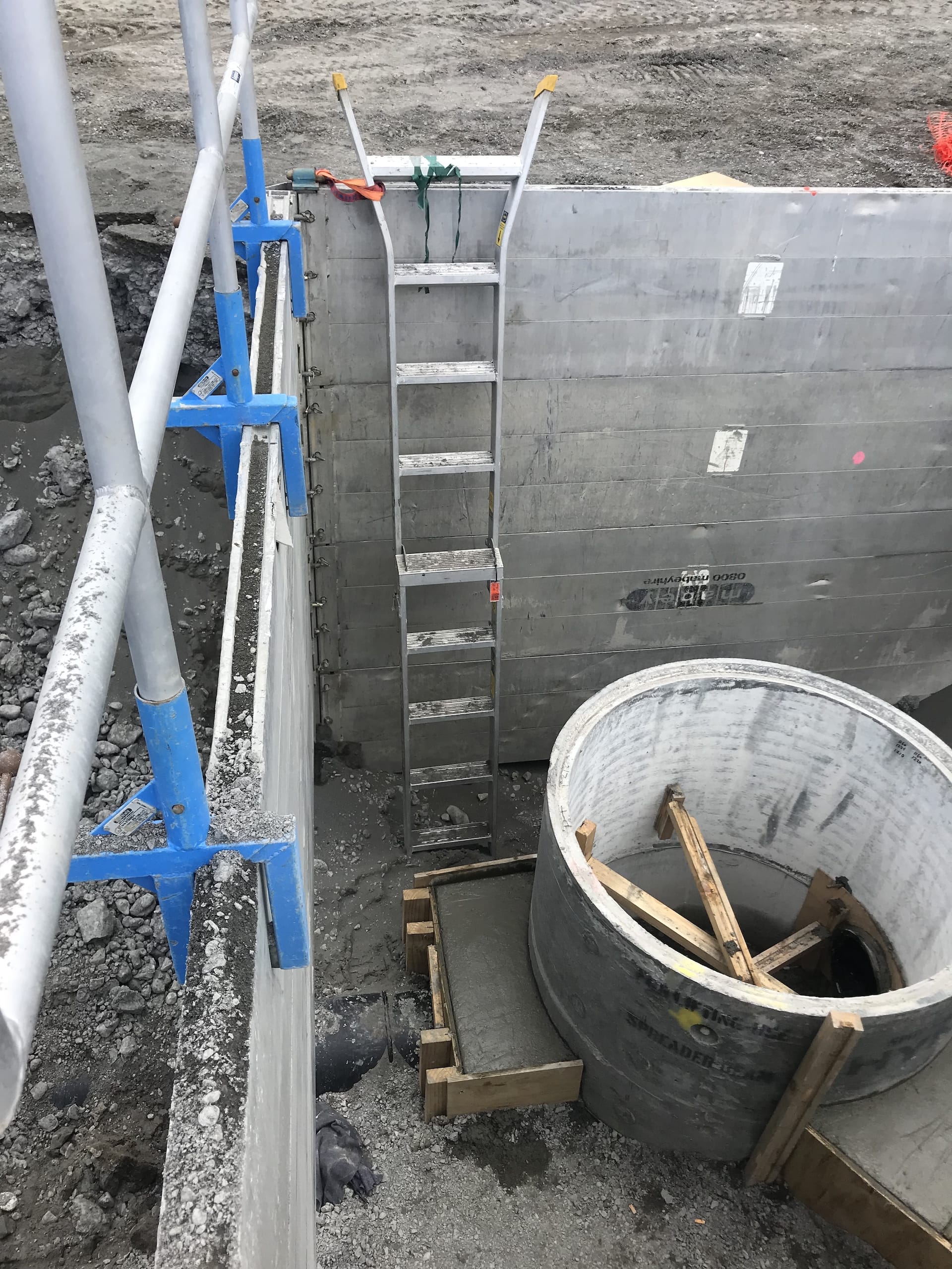 Modular trench shoring system with aluminium panels and ladder access