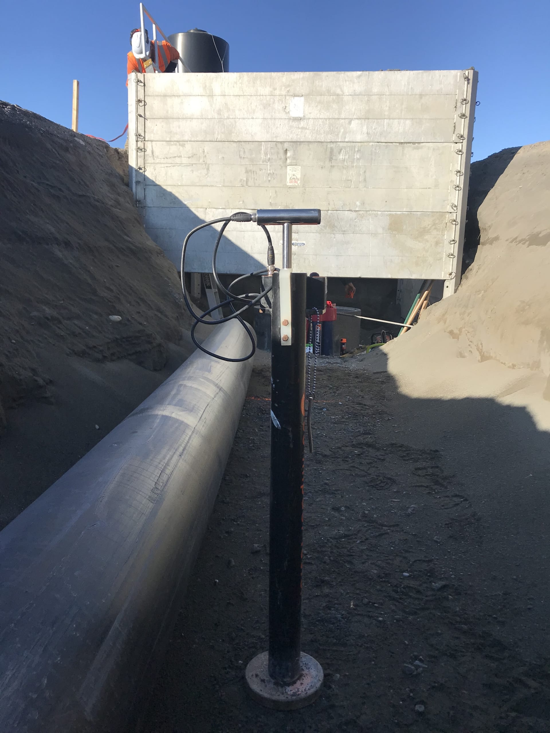 Pipe installation alongside Mabey aluminium modular trench shoring system